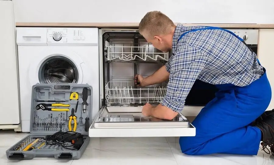 Selçuk Philips servisi teknisyen ekibi beyaz eşya tamiri yaparken
